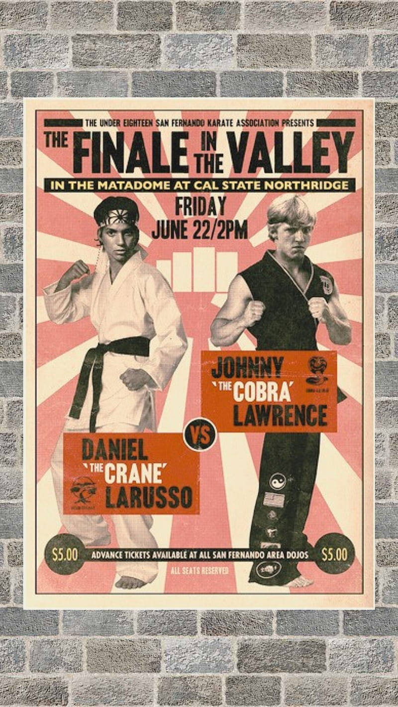 Cobra Kai Phone 桌布 壁紙 — 一張復古武術海報，宣傳丹尼爾「鶴」拉魯索和強尼「眼鏡蛇」勞倫斯之間的空手道比賽，釘在灰色磚牆上。