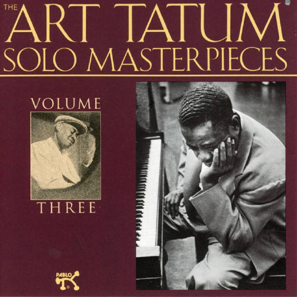 鋼琴 桌布 壁紙 — 一張復古爵士專輯封面，Art Tatum 的黑白照片，倚在鋼琴上沉思，背景為深酒紅色。