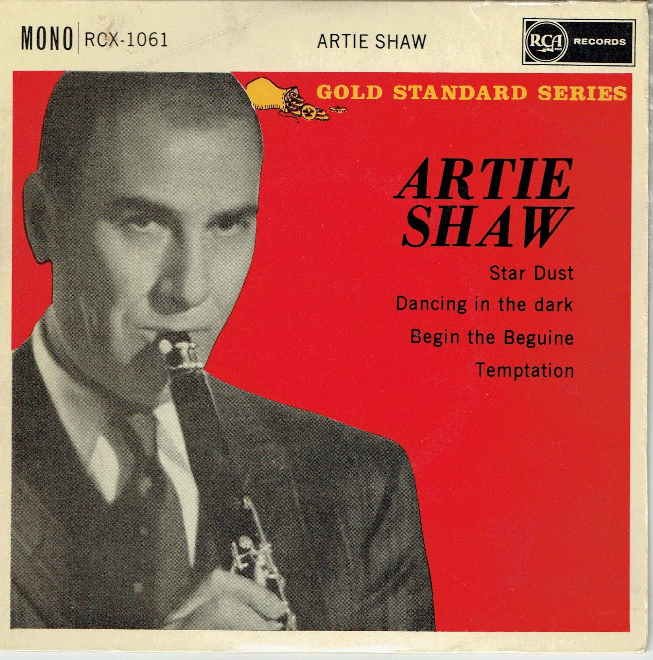 Vinyl Record 桌布 壁紙 — 一張復古爵士專輯封面，Artie Shaw 身穿西裝，在鮮紅色背景上吹奏單簧管，並配有金色文字。