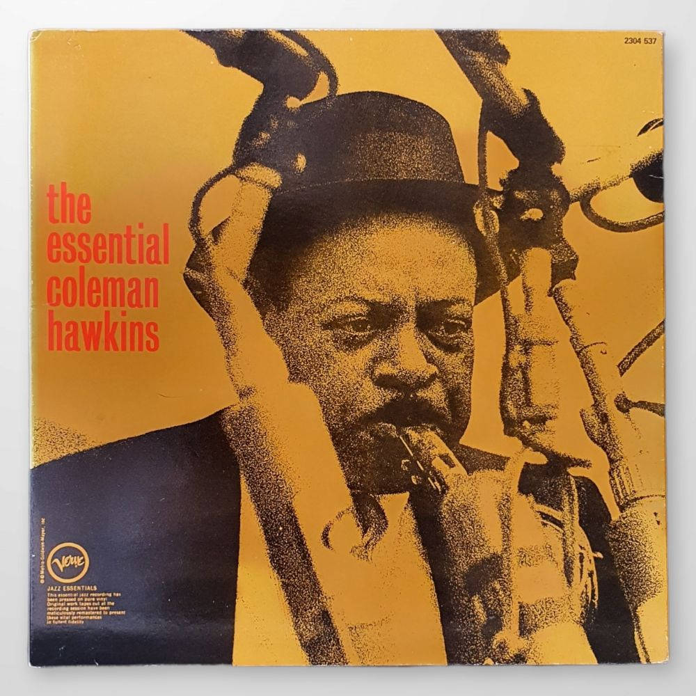 band 桌布 壁紙 — 一張復古爵士樂專輯封面，Coleman Hawkins 戴著圓頂禮帽，在溫暖的黃色背景前吹奏薩克斯風。