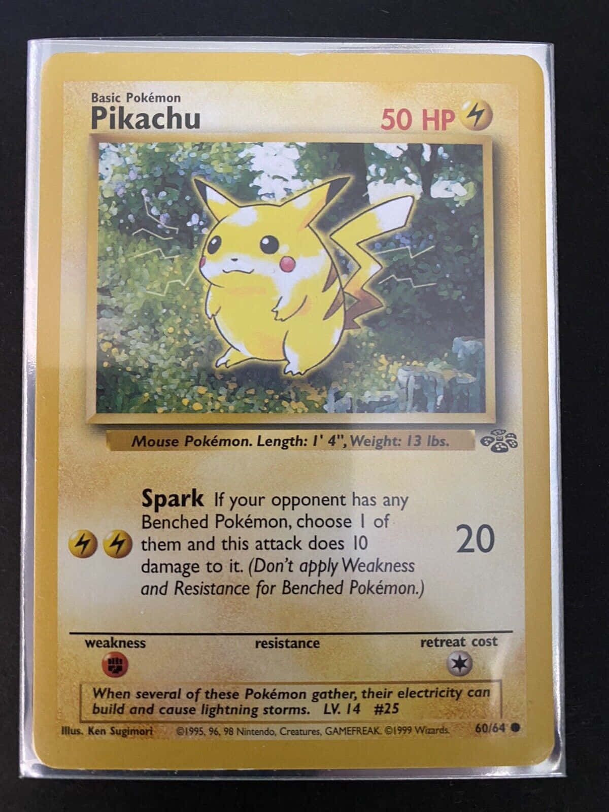 Pokemon Card 桌布 壁紙 — 一張復古的皮卡丘寶可夢卡牌，黃色電鼠站在森林場景中。