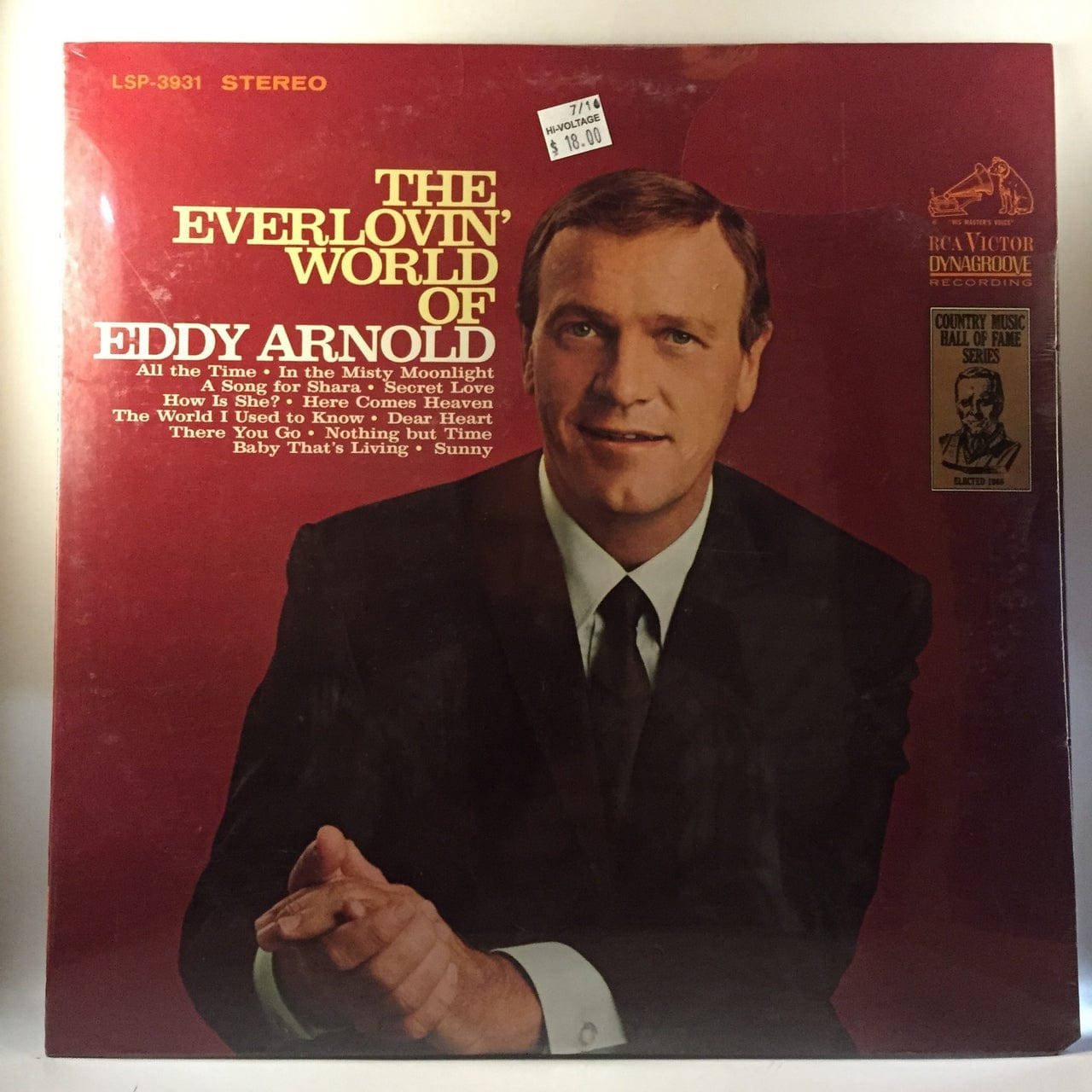 專輯封面 桌布 壁紙 — 一張復古紅色黑膠唱片封面， featuring 微笑的Eddy Arnold穿著西裝，背景為純紅色，搭配金色字體。