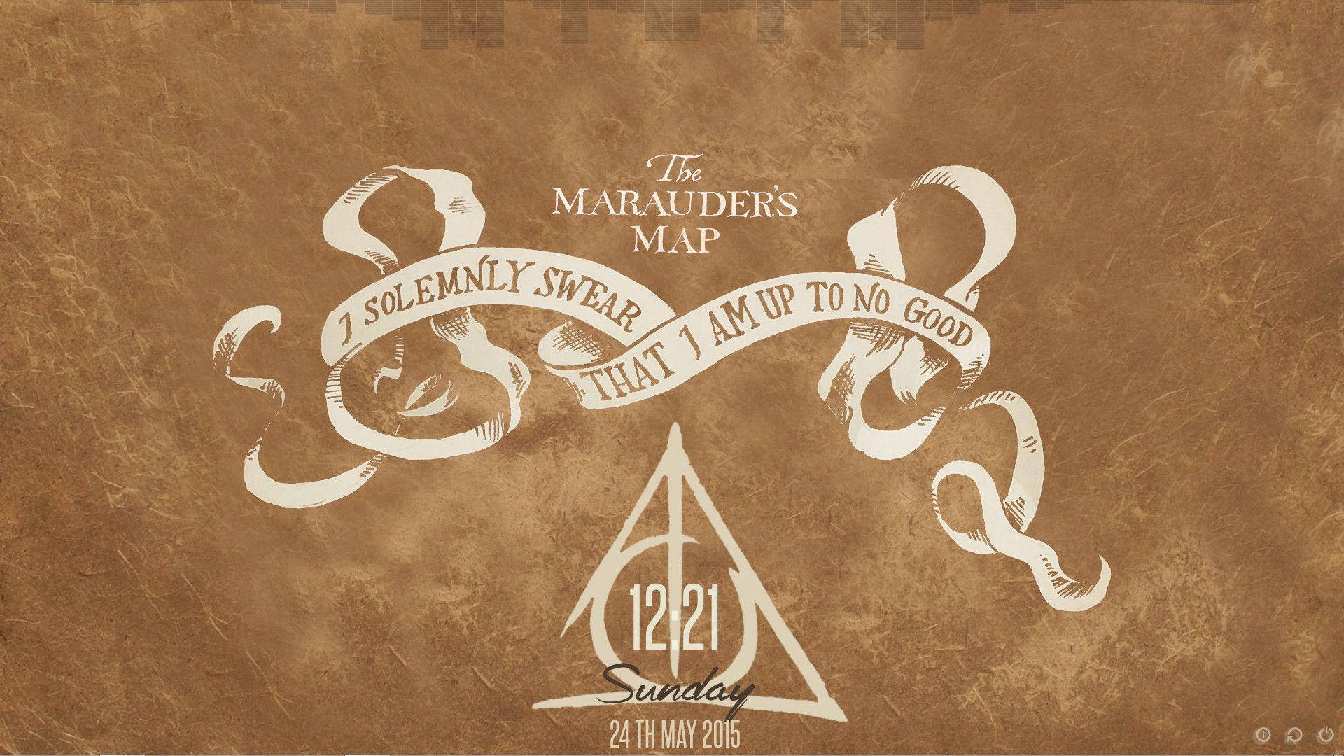 Map 桌布 壁紙 — 一張復古羊皮紙風格的劫盜地圖，帶有漩渦狀絲帶文字和三角形徽章，背景為紋理棕色。