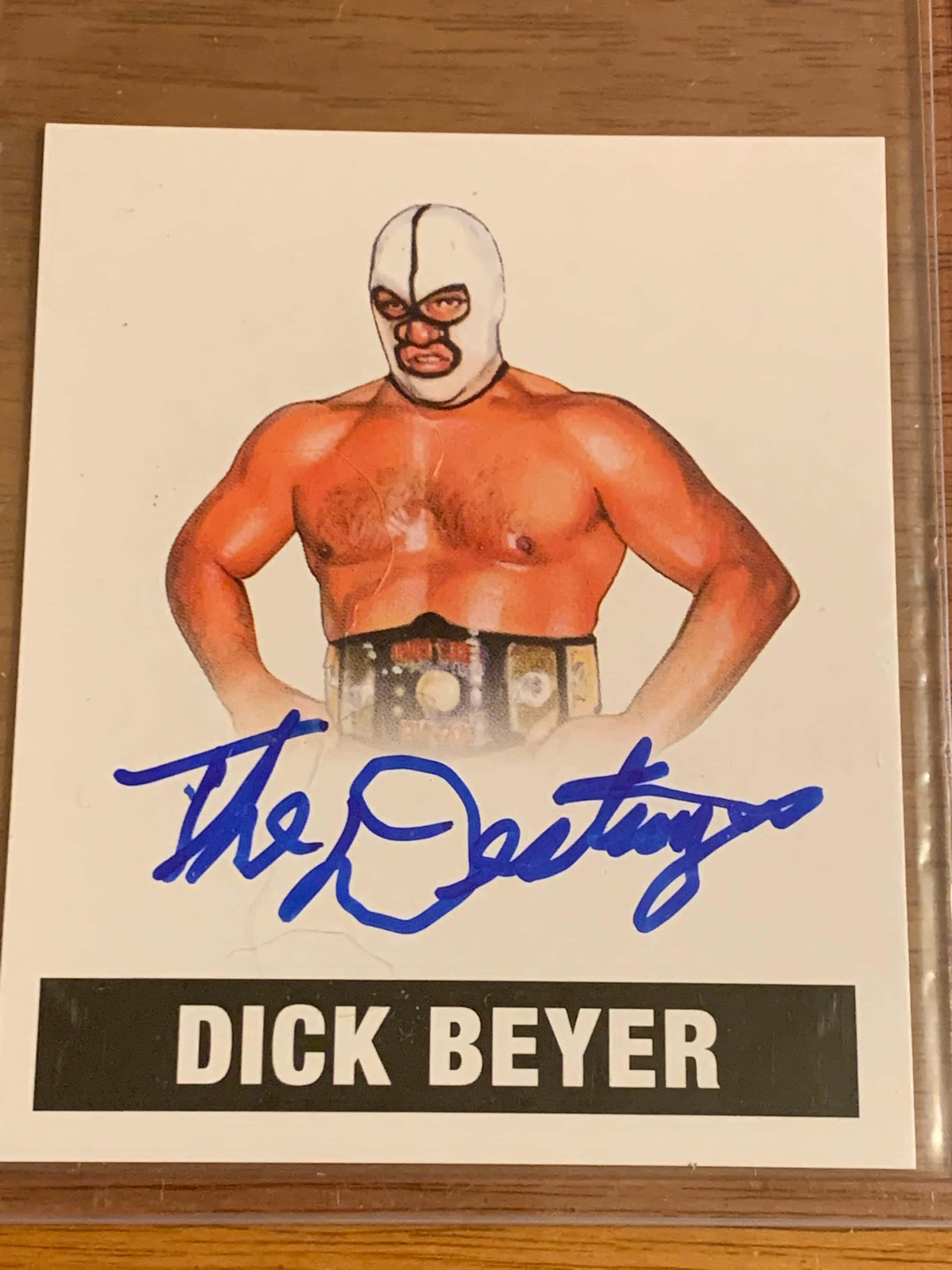 WWE 桌布 壁紙 — 一張復古風格插圖摔角卡，描繪蒙面摔角手Dick Beyer手持冠軍腰帶，下方有其簽名。
