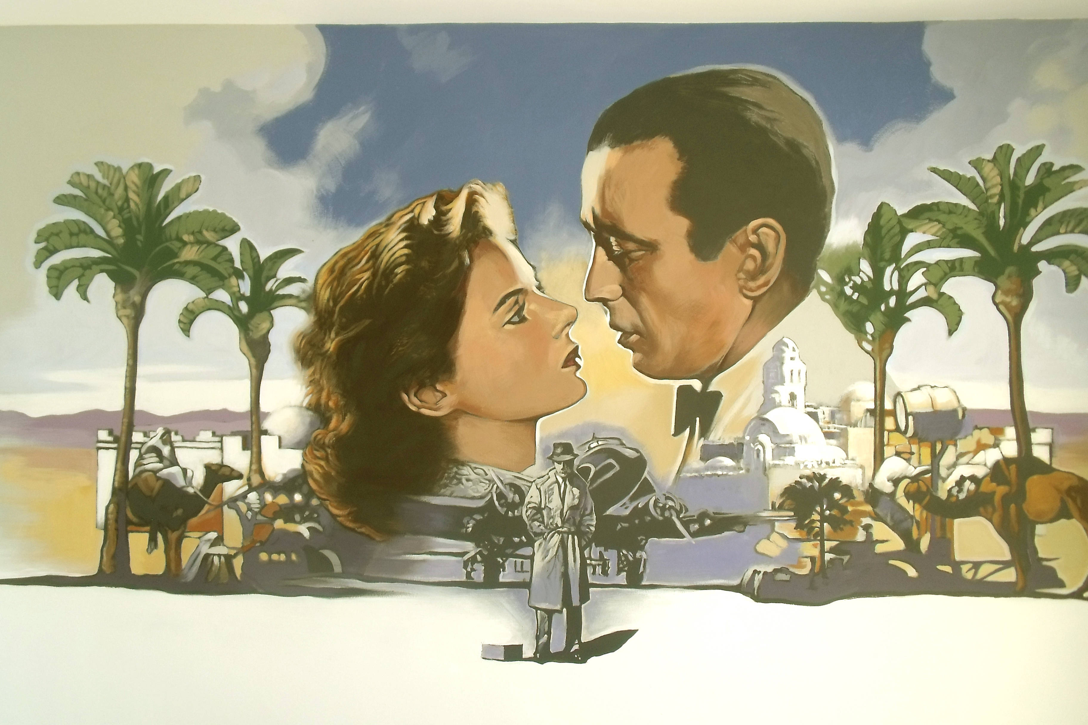 Casablanca 桌布 壁紙 — 一張復古風格插圖海報，描繪一名男子和一名女子在沙漠背景下即將接吻，背景有棕櫚樹和下方一個孤獨的身影。