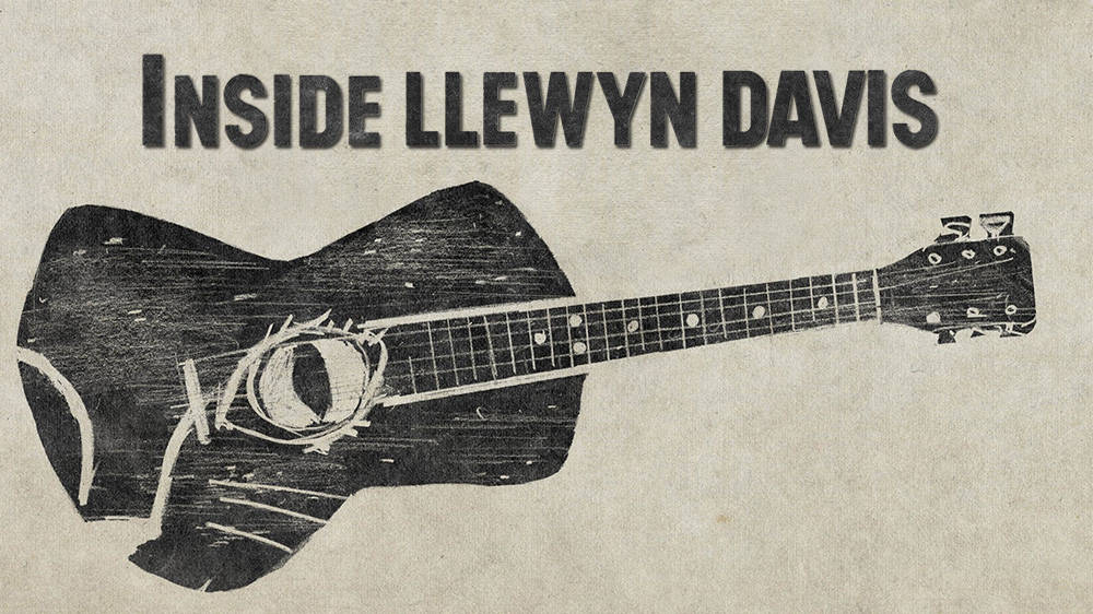 inside llewyn davis 桌布 壁紙 — 一張復古風格海報，在紋理米色背景上，有一個破舊的黑色原聲吉他剪影，以及粗體標題 Inside Llewyn Davis。