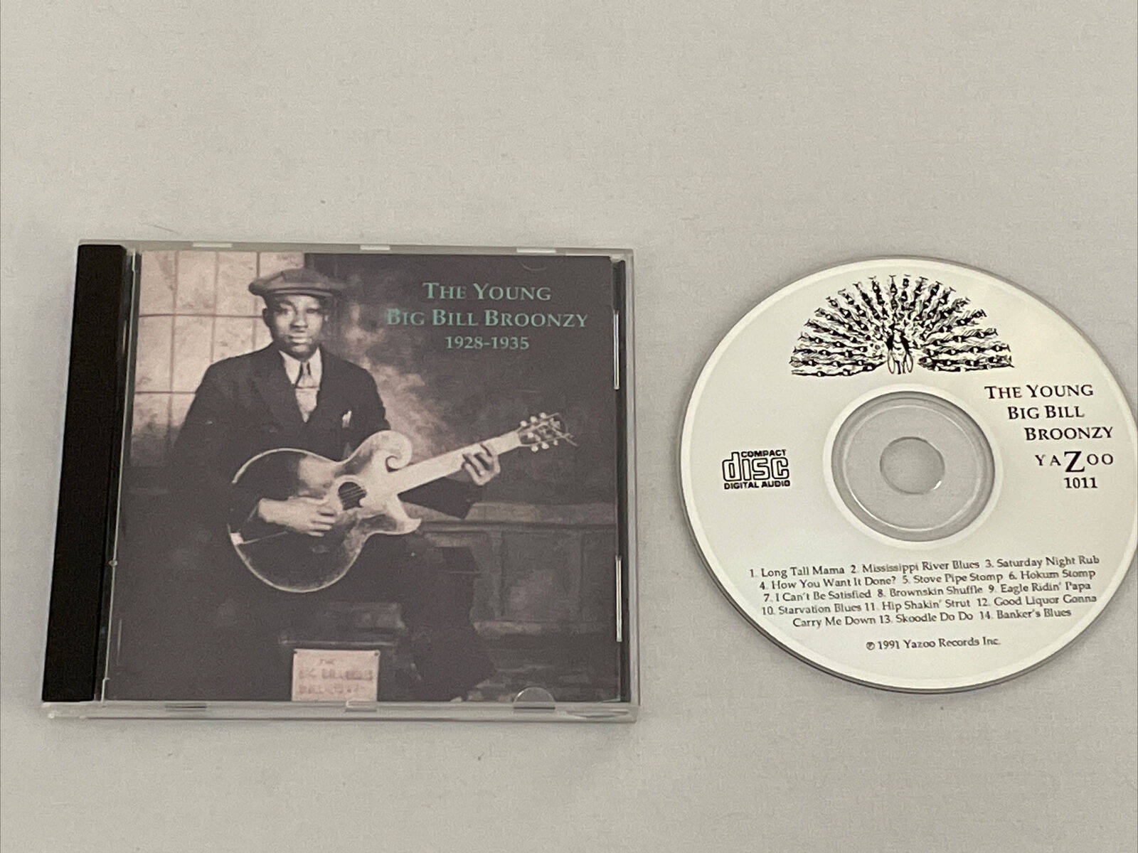 artist 桌布 壁紙 — 一張復古黑白CD盒及光碟， featuring The Young Big Bill Broonzy 手持吉他的肖像。