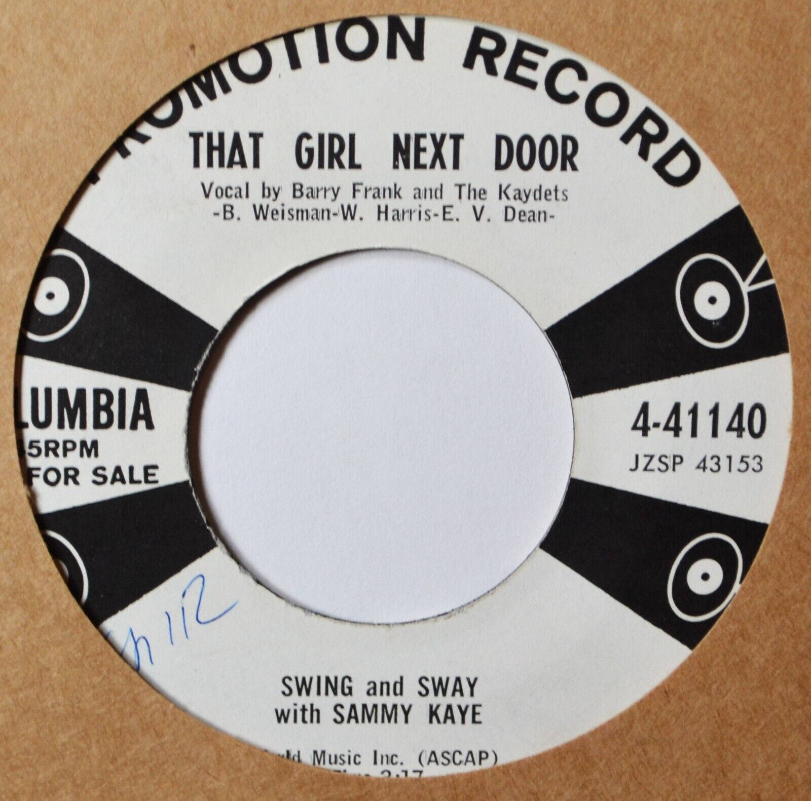 vinyl 桌布 壁紙 — 一張復古黑白Columbia 45 RPM唱片標籤，用於Sammy Kaye的《That Girl Next Door》，放在棕色紙上。