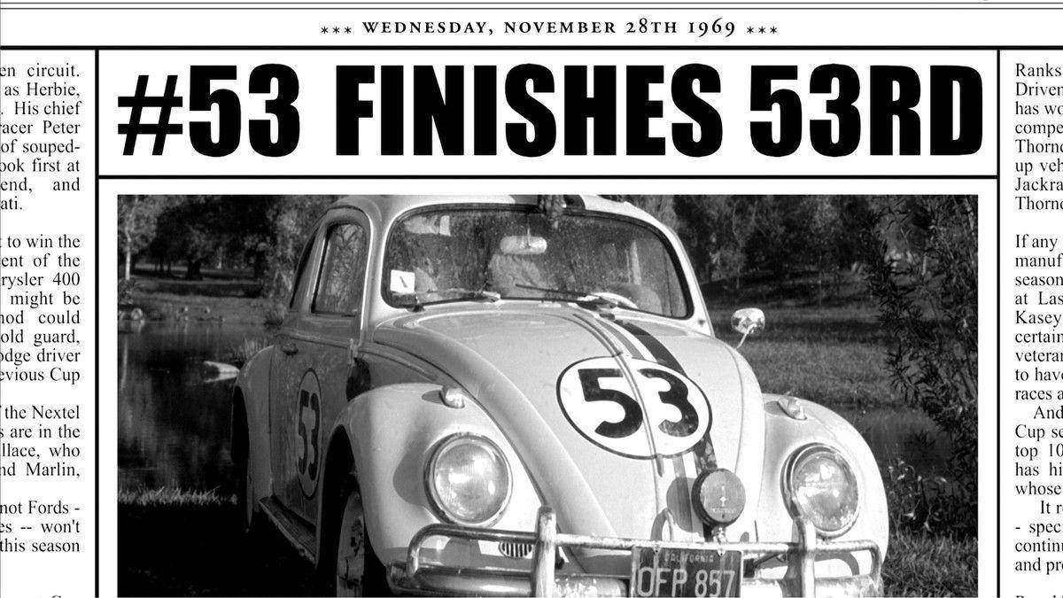Herbie 桌布 壁紙 — 一張復古黑白報紙剪報突出賽車 #53 以第53名完成，焦點為經典福斯金龜車。