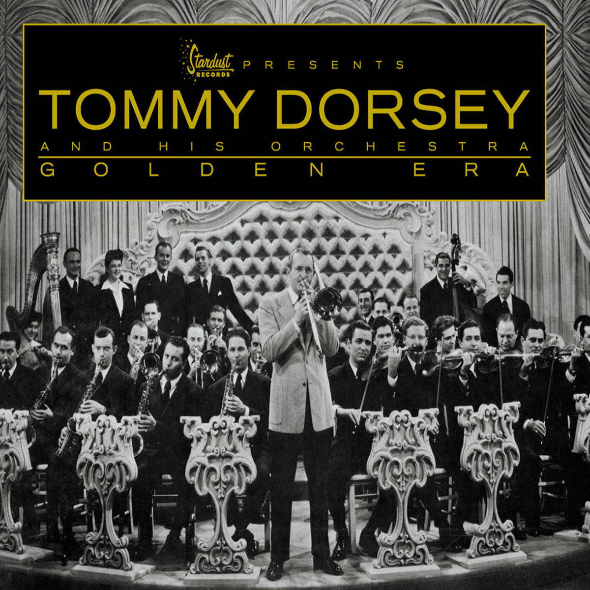 band 桌布 壁紙 — 一張復古黑白照片，Tommy Dorsey 和他的樂團穿著華麗服裝，在一個帶有金色文字疊加的大型舞台上表演。