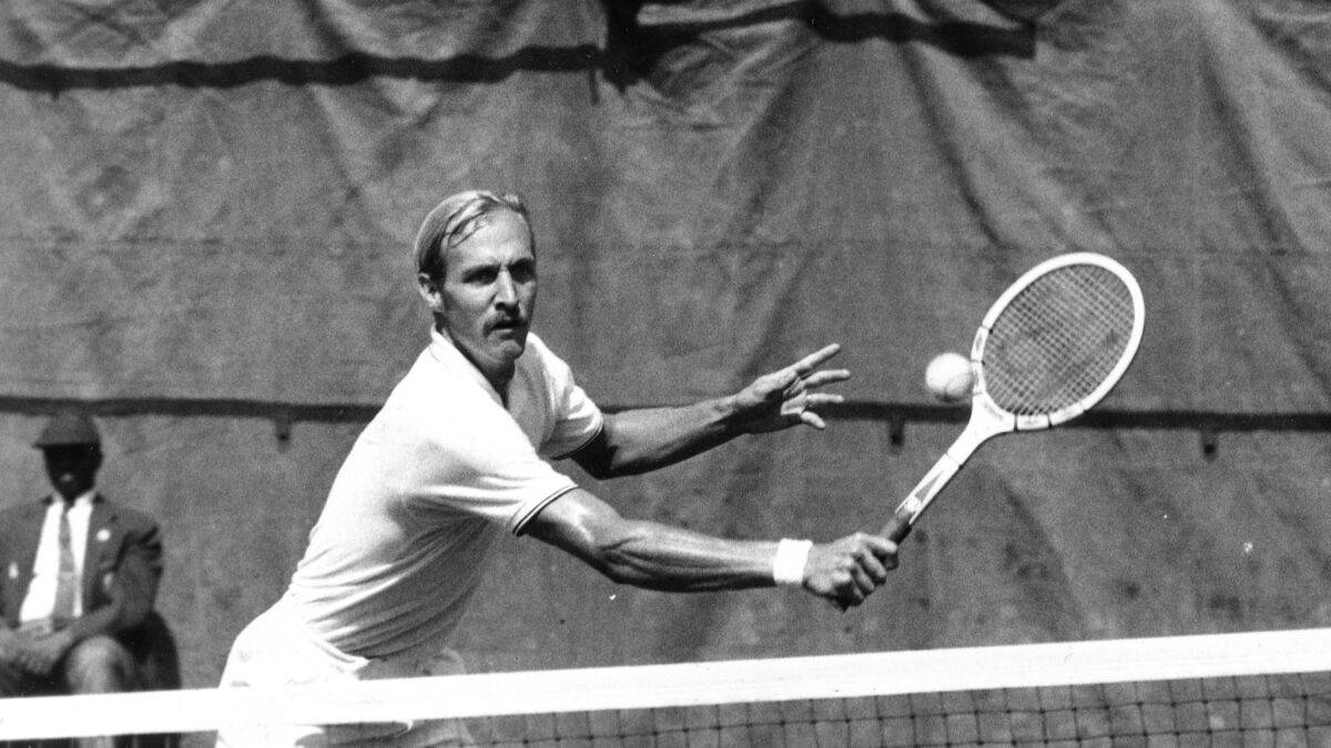 Tennis 桌布 壁紙 — 一張復古黑白照片，一名男性網球選手正揮拍擊球，神情專注。