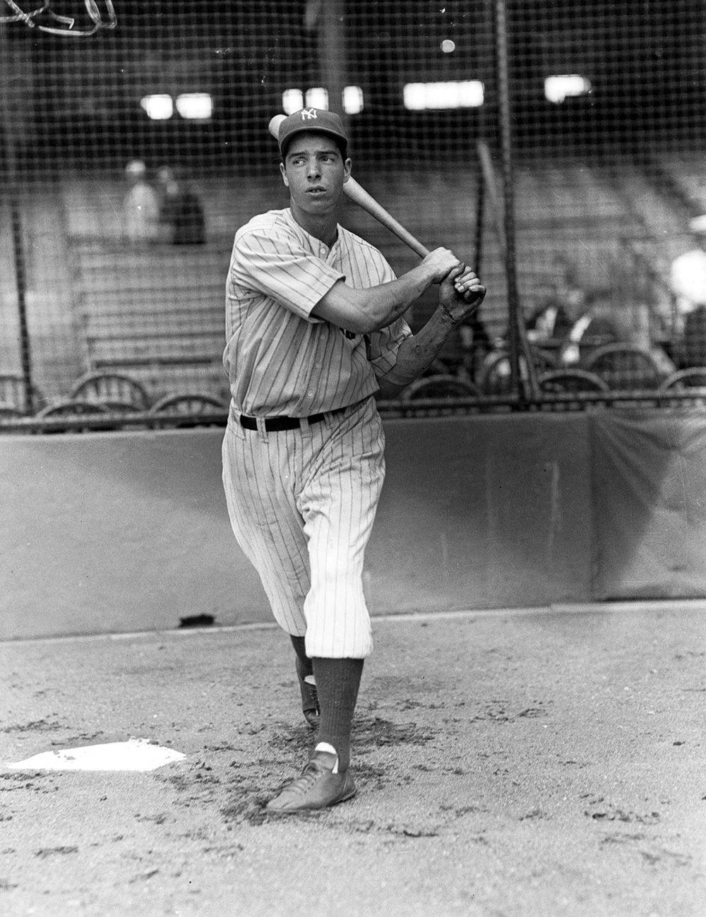 Joe Dimaggio 桌布 壁紙 — 一張復古黑白照片，一名穿著細條紋球衣的棒球選手在本壘板準備揮棒。