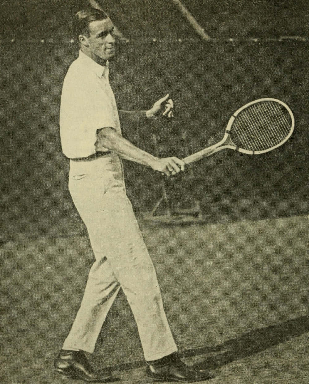 Tennis 桌布 壁紙 — 一張復古黑白照片，一名身穿淺色衣服的男子在草地網球場上揮動木製網球拍。
