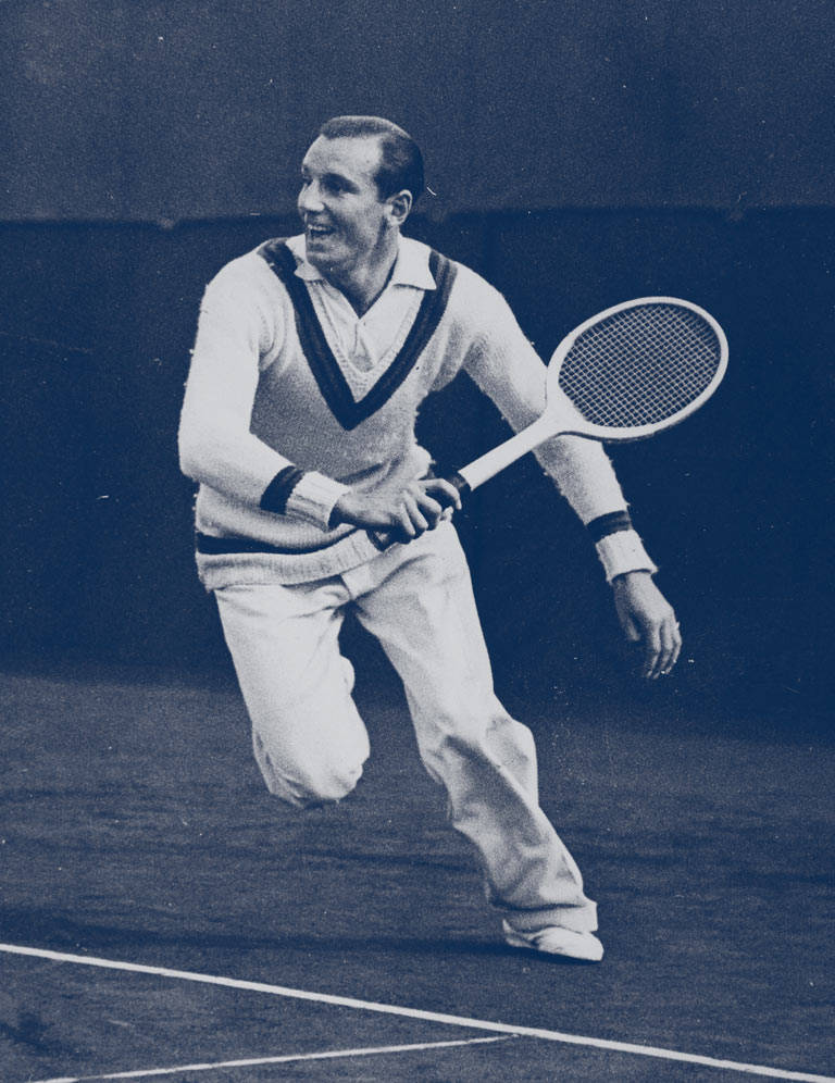 Tennis 桌布 壁紙 — 一張復古黑白照片，捕捉到一位微笑的網球選手在球場上揮拍擊球的瞬間，手持經典球拍。