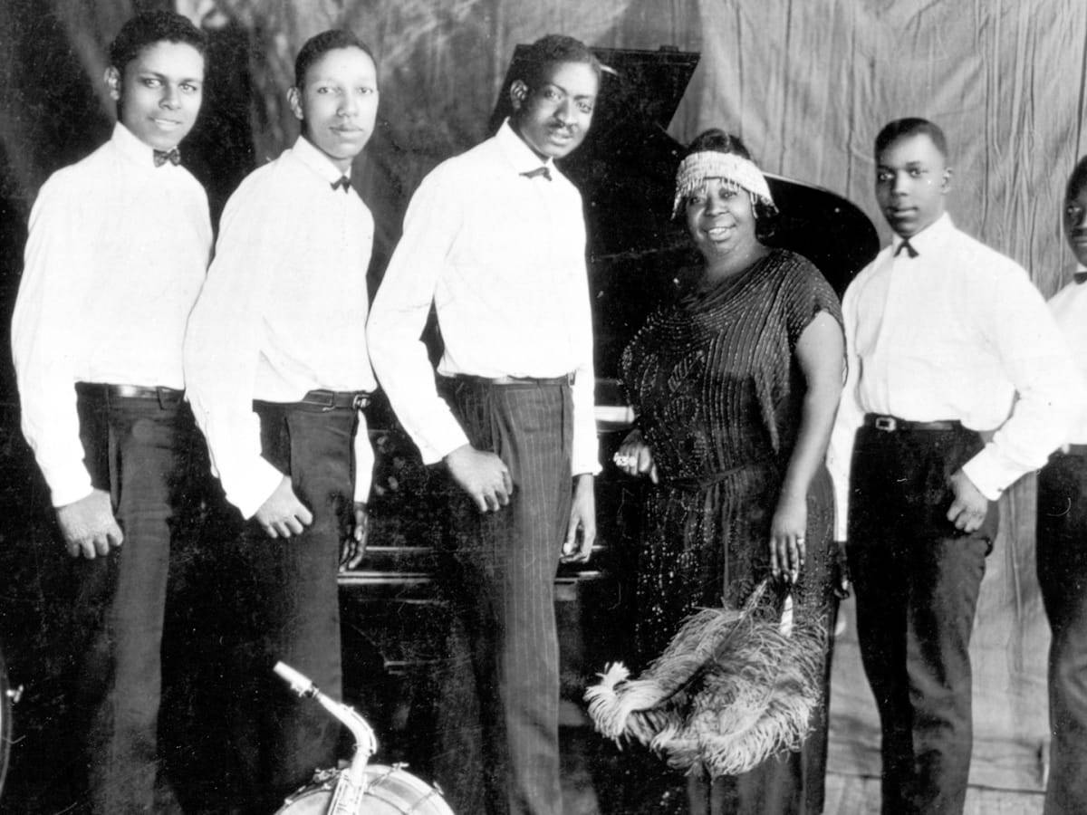 Jazz 桌布 壁紙 — 一張復古黑白照片，爵士樂隊在鋼琴和爵士鼓後面正式擺姿勢。