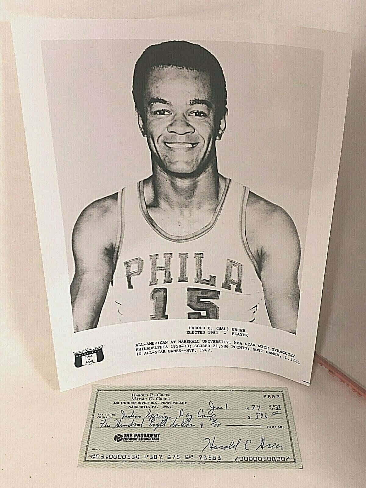 籃球 桌布 壁紙 — 一張復古黑白照片，籃球運動員 Harold C. Greer 身穿 Philly 球衣，放在一張由 The Provident National Bank 簽署的支票上。