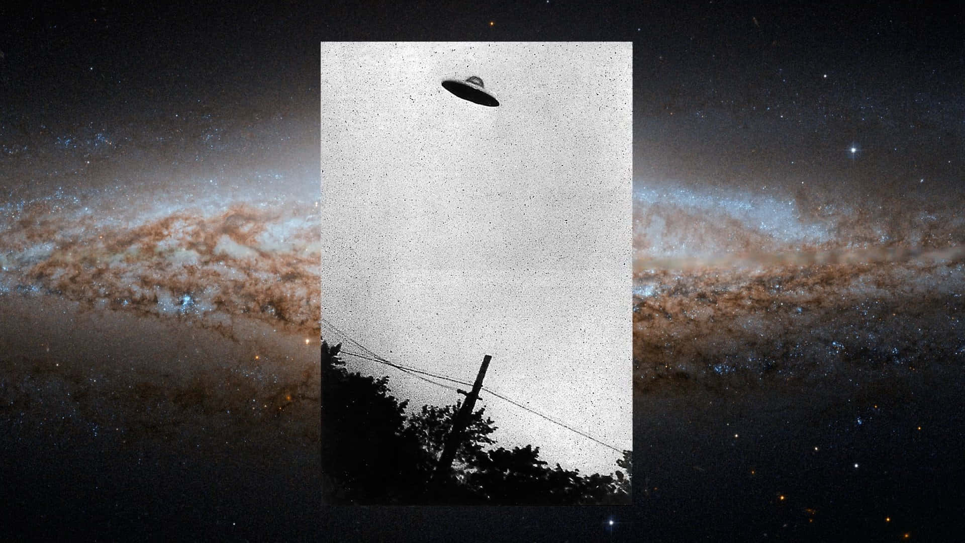 幽浮 桌布 壁紙 — 一張復古黑白照片，顯示一個UFO懸浮在電線上，以充滿活力的星際銀河為框架。