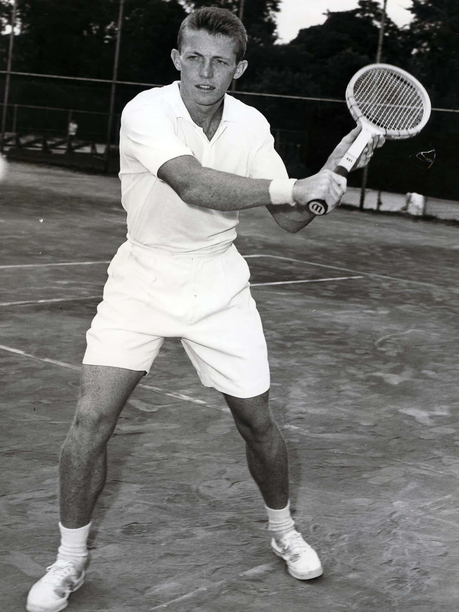 Tennis 桌布 壁紙 — 一張復古黑白照片，顯示一名男性網球選手在戶外球場中揮拍。