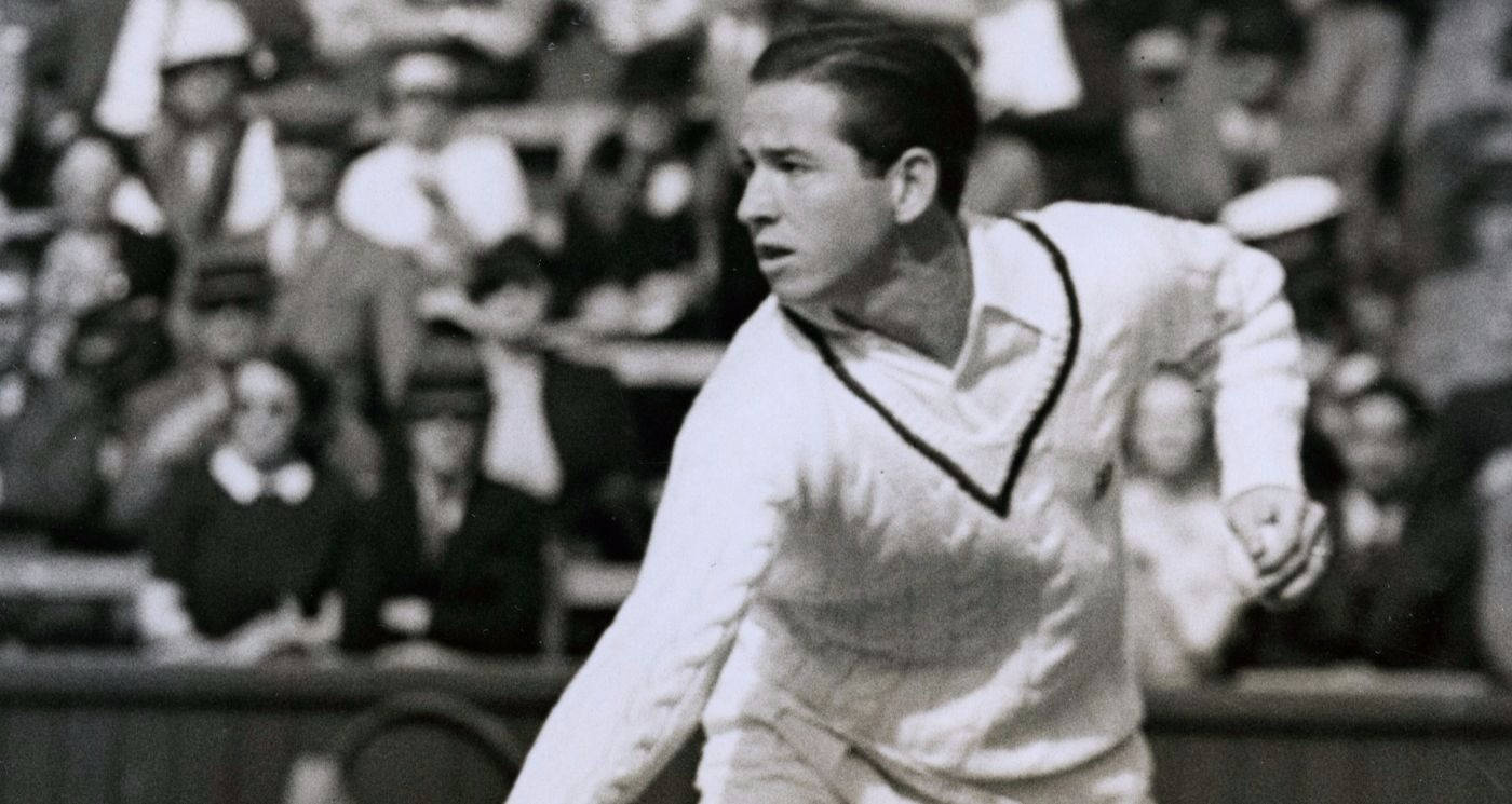 Tennis 桌布 壁紙 — 一張復古黑白照片捕捉到一位專注的網球選手在比賽中揮拍，背景有觀眾。