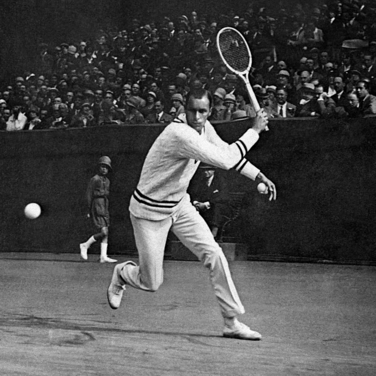 Tennis Ball 桌布 壁紙 — 一張復古黑白照片捕捉到一名男性網球運動員在比賽中揮拍，觀眾專注觀看。