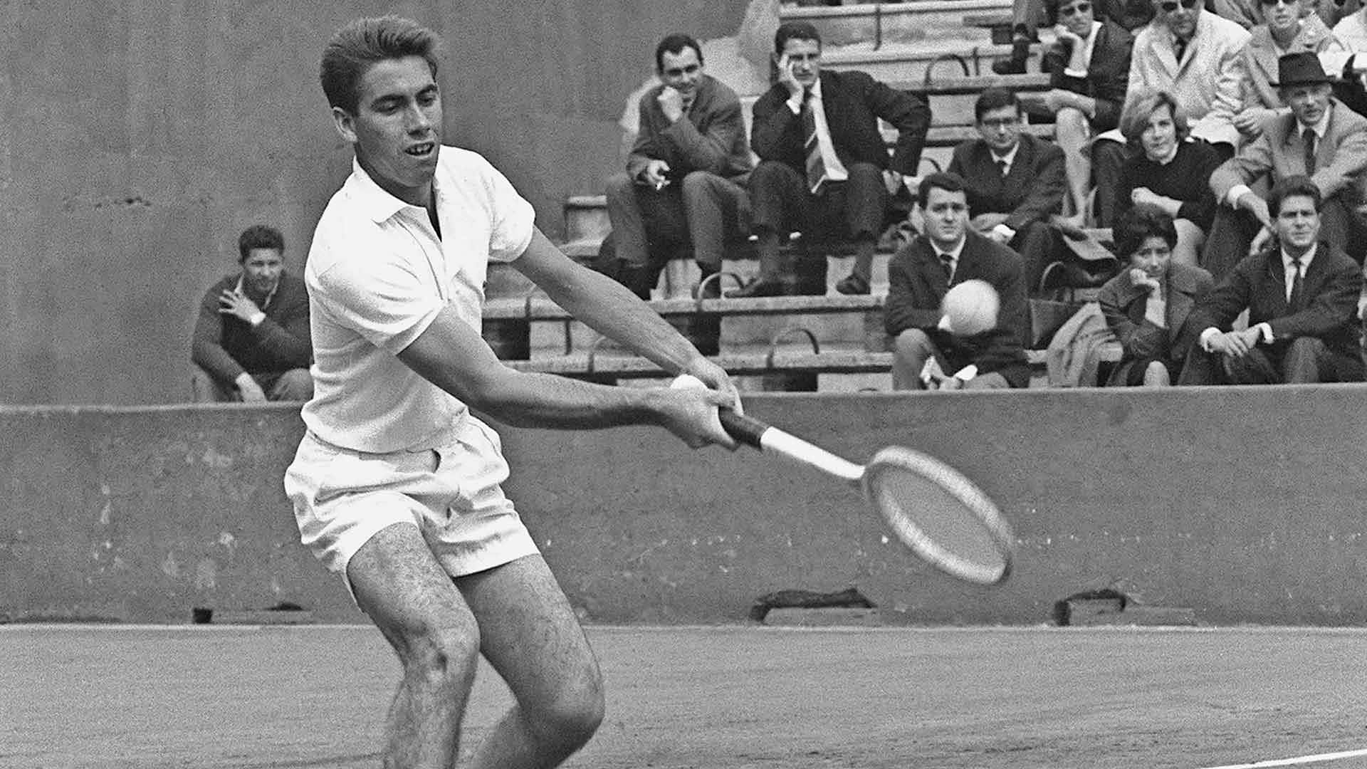 Tennis 桌布 壁紙 — 一張復古黑白照片捕捉到一名男網球選手在紅土球場上揮拍中，觀眾專注觀看。