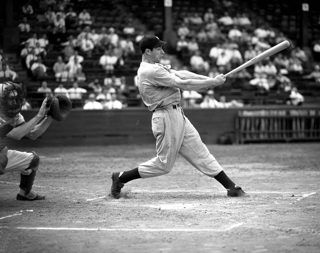 Joe Dimaggio 桌布 壁紙 — 一張復古黑白球場照片中，一名棒球選手正在揮棒，捕手蹲在後面。