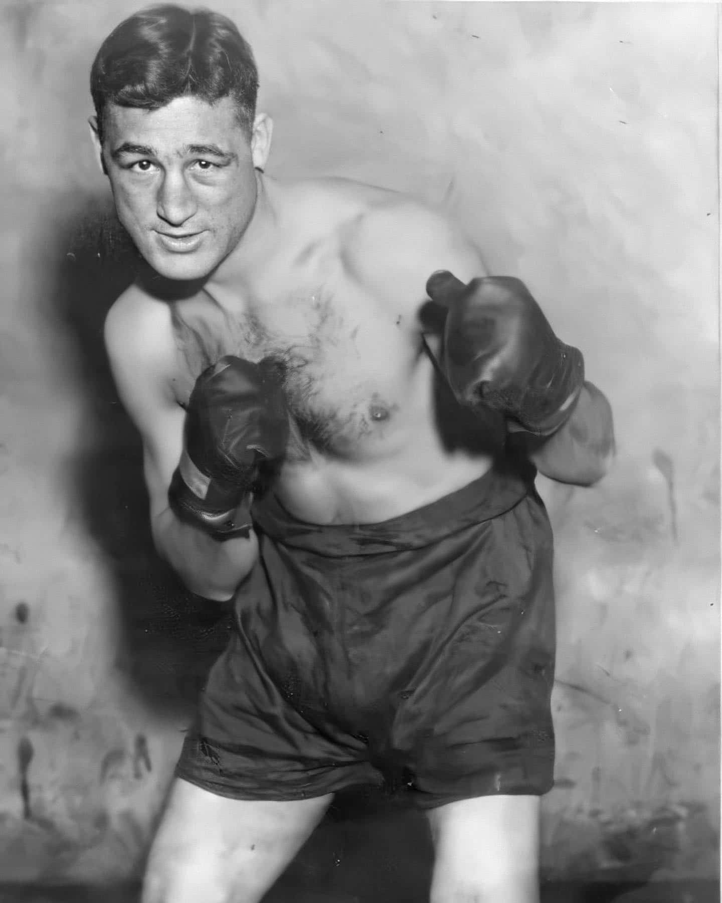 Boxing 桌布 壁紙 — 一張復古黑白肖像，肌肉發達的拳擊手以戰鬥姿勢戴著手套和短褲。