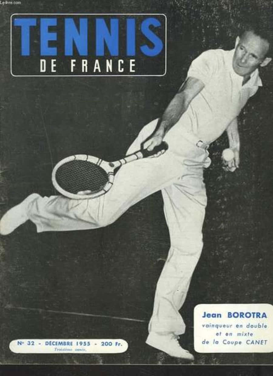 french 桌布 壁紙 — 一張復古黑白雜誌封面顯示一名網球運動員正在揮拍，手持球拍和球。