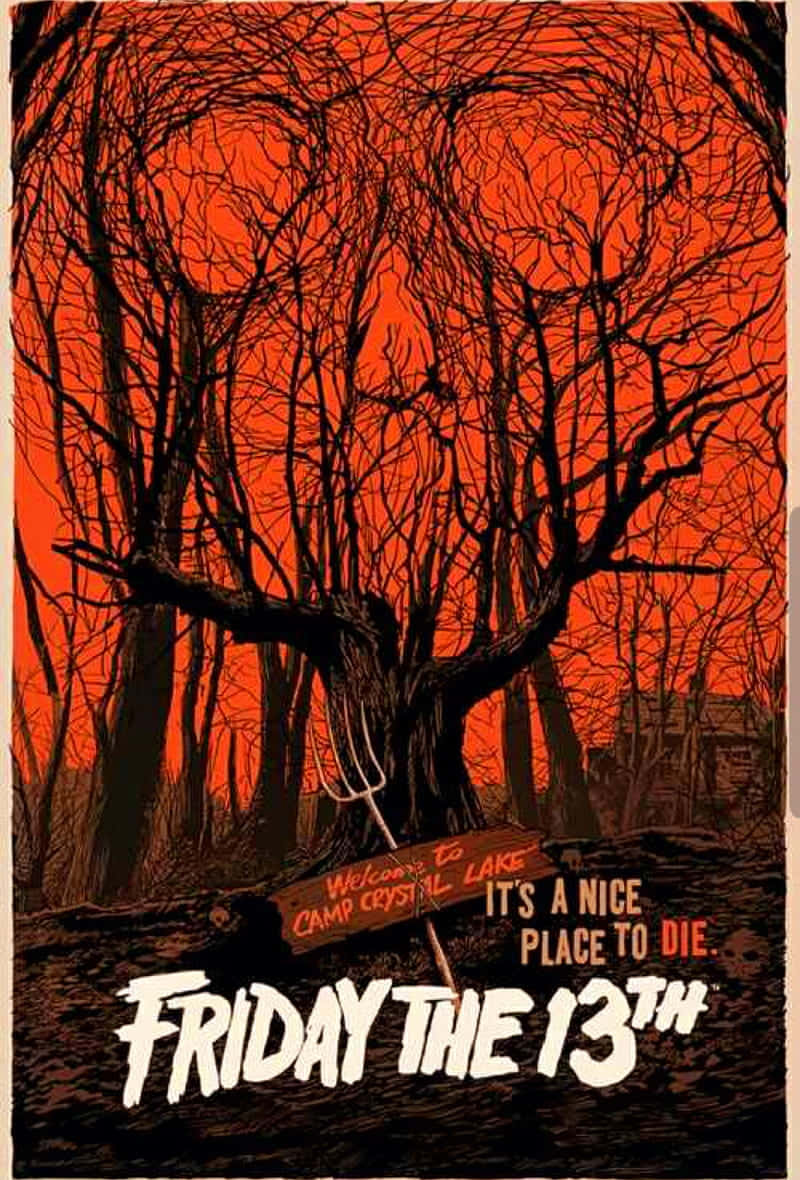 Scary Movies 桌布 壁紙 — 一張恐怖電影海報顯示，在血紅色的天空下，光禿禿的樹木呈現出威脅性的剪影，還有一個標語寫著「Welcome to Camp Crystal Lake It's a Nice Place to Die」和「Friday the 13th」，以粗體白色字體呈現。