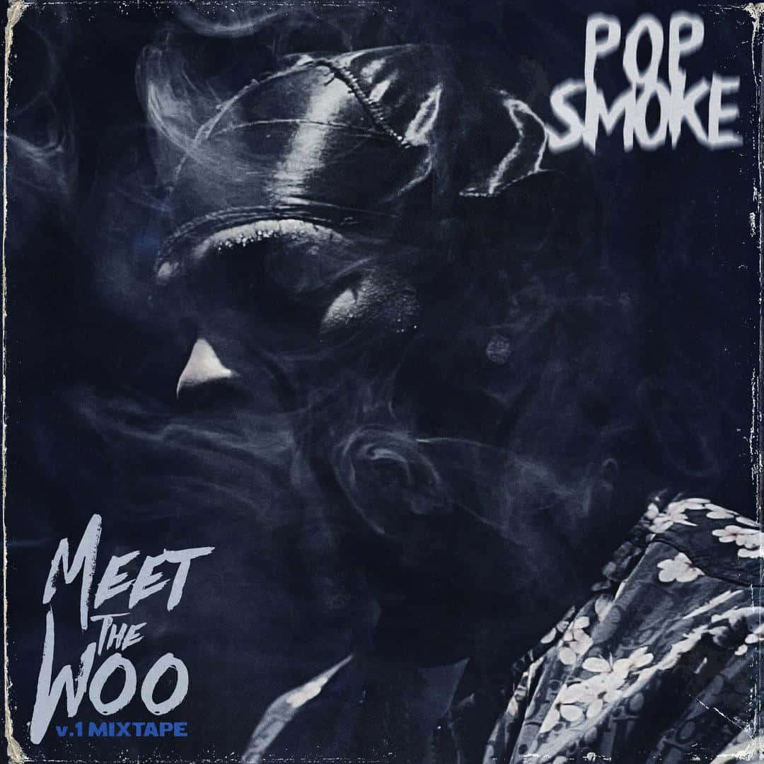 Pop Smoke Cartoon 桌布 壁紙 — 一張情緒化的黑白肖像，一名戴頭巾的男子在深色紋理背景中呼出煙霧。