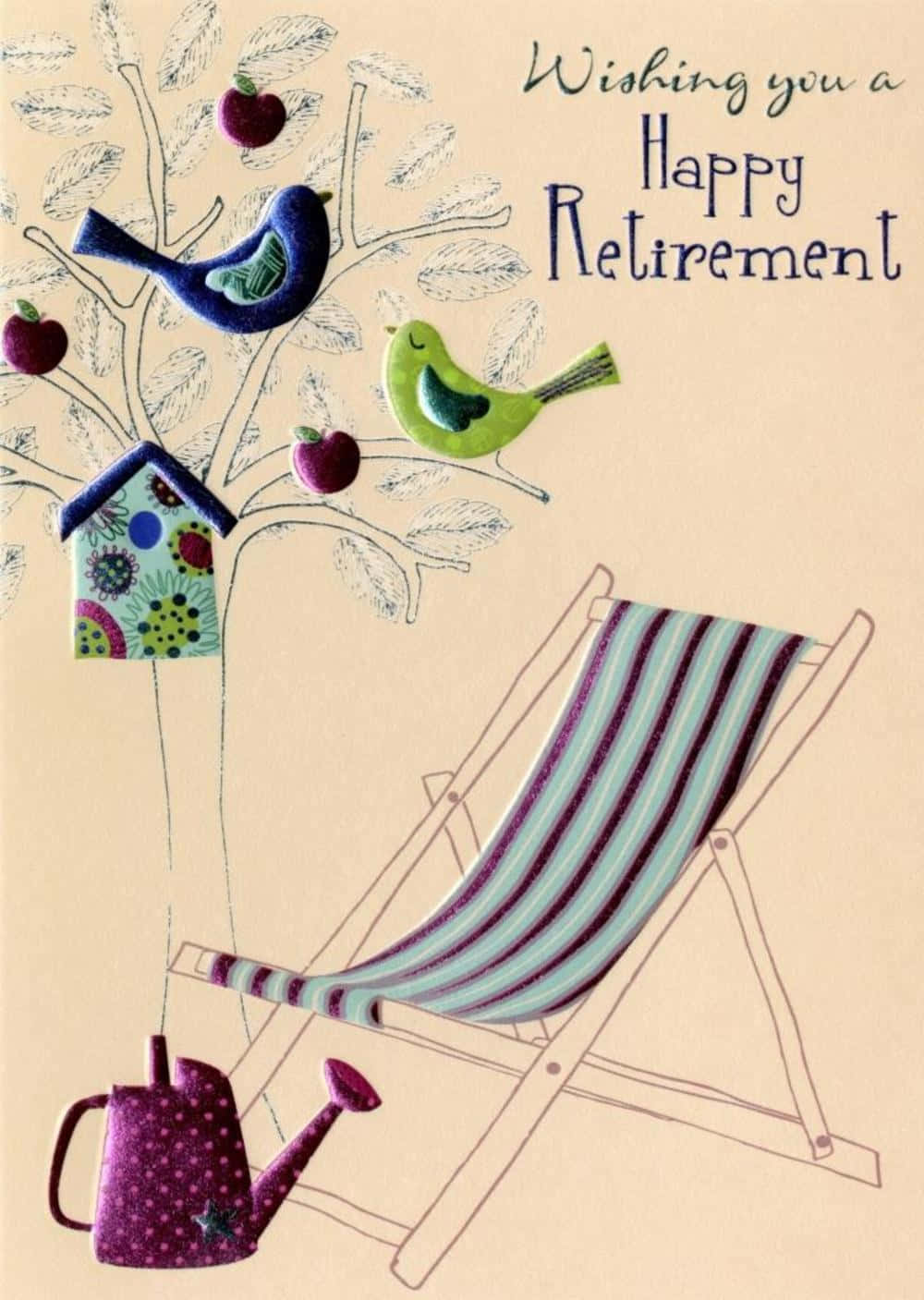 Retirement 桌布 壁紙 — 一張愉快的退休賀卡，有兩隻色彩繽紛的鳥兒棲息在風格化的樹上，旁邊有條紋沙灘椅和圖案噴壺。