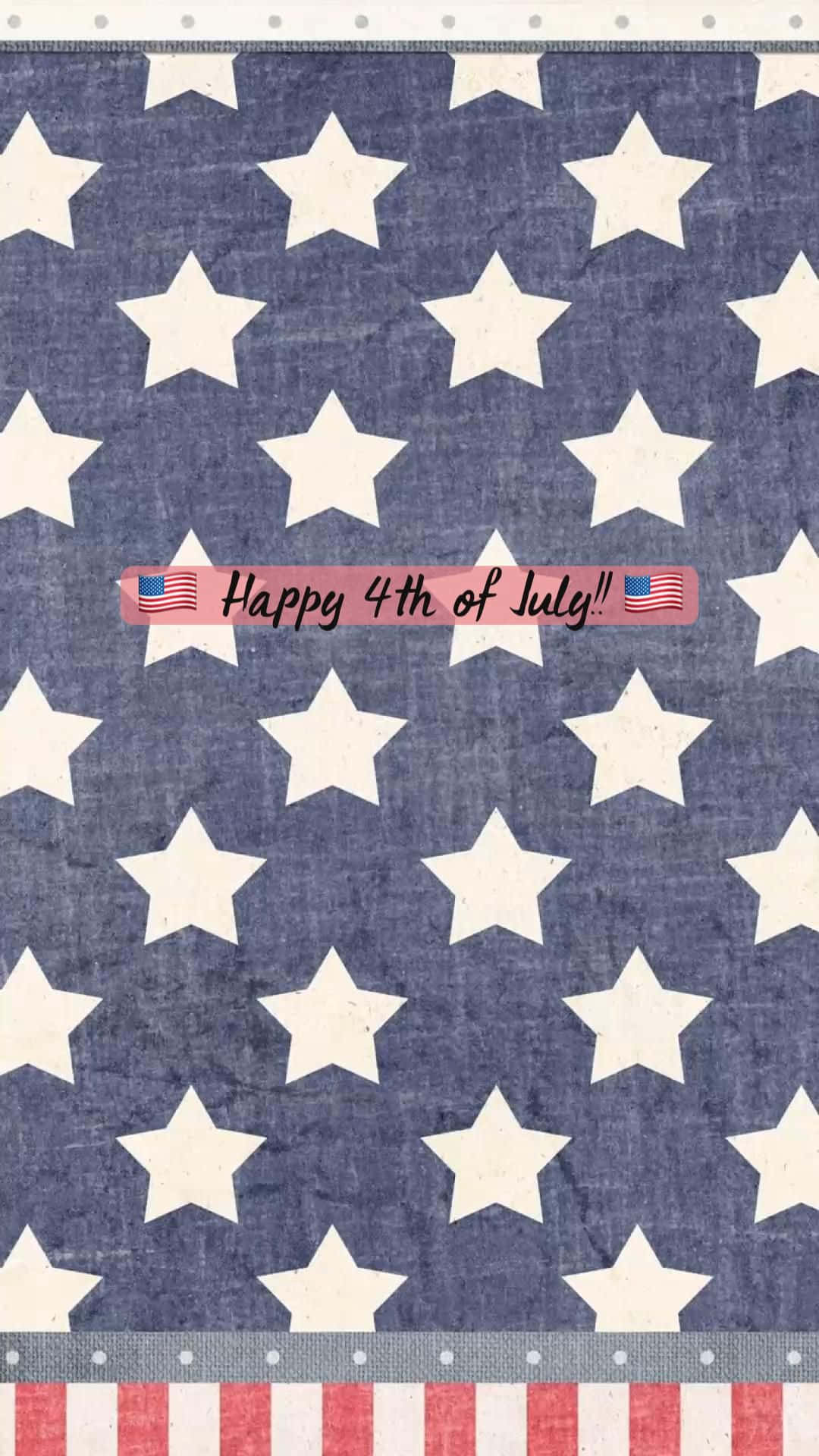 Cute 4th Of July 桌布 壁紙 — 一張愛國壁紙，帶有紋理的藍色背景上的白色星星，以及紅白條紋邊框和慶祝7月4日的橫幅。