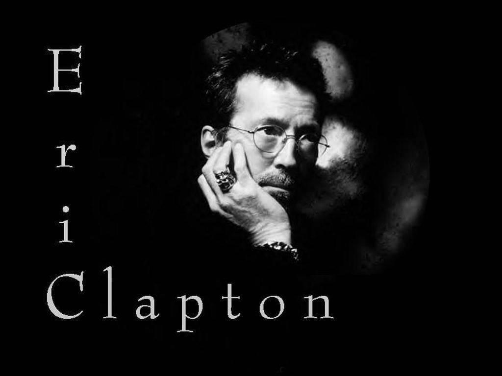 Celebrity 桌布 壁紙 — 一張憂鬱的黑白肖像照，Eric Clapton 戴著眼鏡，下巴擱在手上，背景深色。