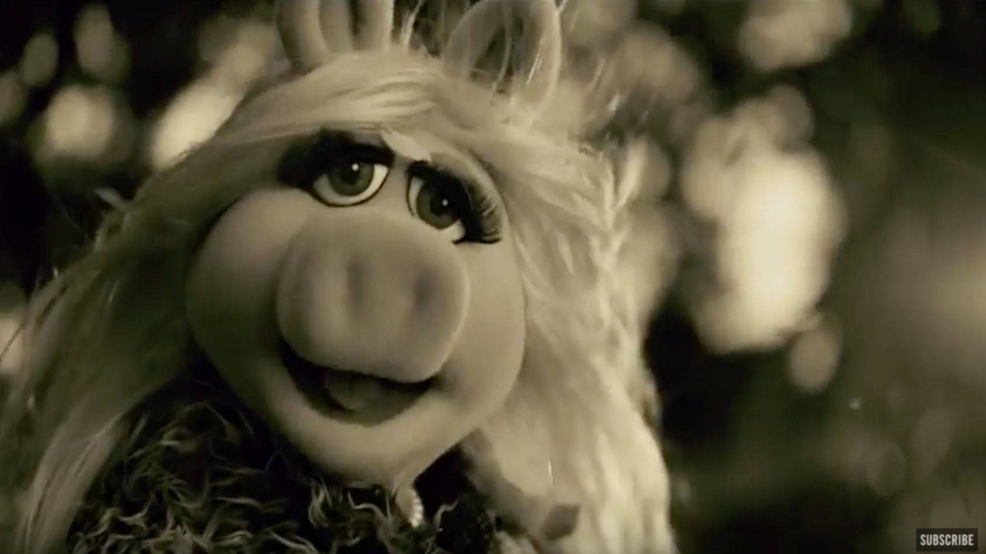 Miss Piggy 桌布 壁紙 — 一張懷舊棕色調的特寫，豬小姐溫暖微笑，背景有柔和散景樹葉。