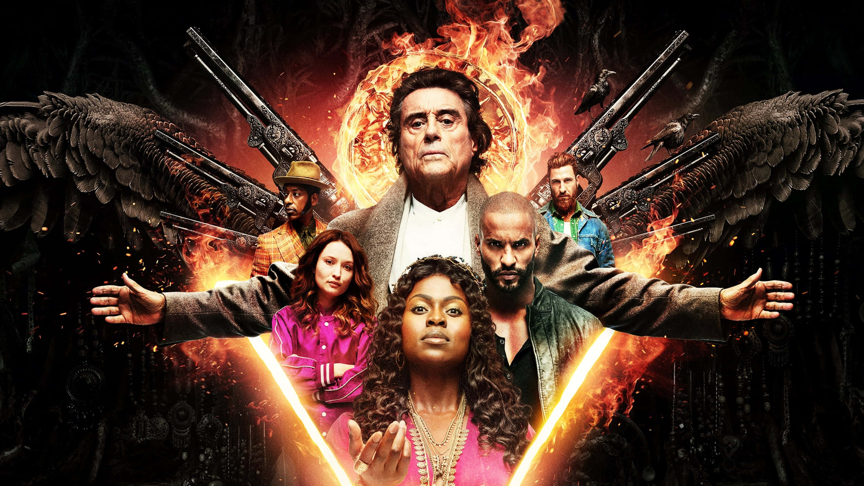 American Gods 桌布 壁紙 — 一張戲劇性的數位藝術海報，中央男子帶有火焰光環和天使翅膀手持槍支，被四個強烈角色包圍在黑暗背景中。