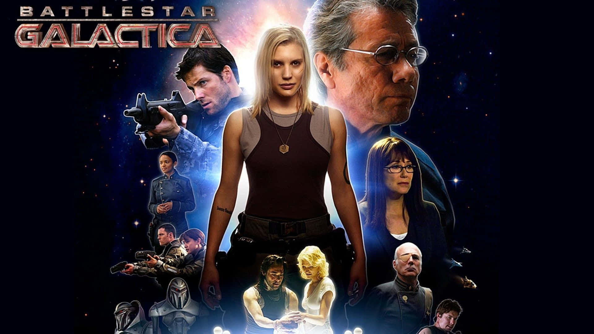 battlestar galactica 桌布 壁紙 — 一張戲劇性的科幻海報，以星際太空為背景，帶有發光的宇宙效果，展示《星際大爭霸》中的關鍵角色。