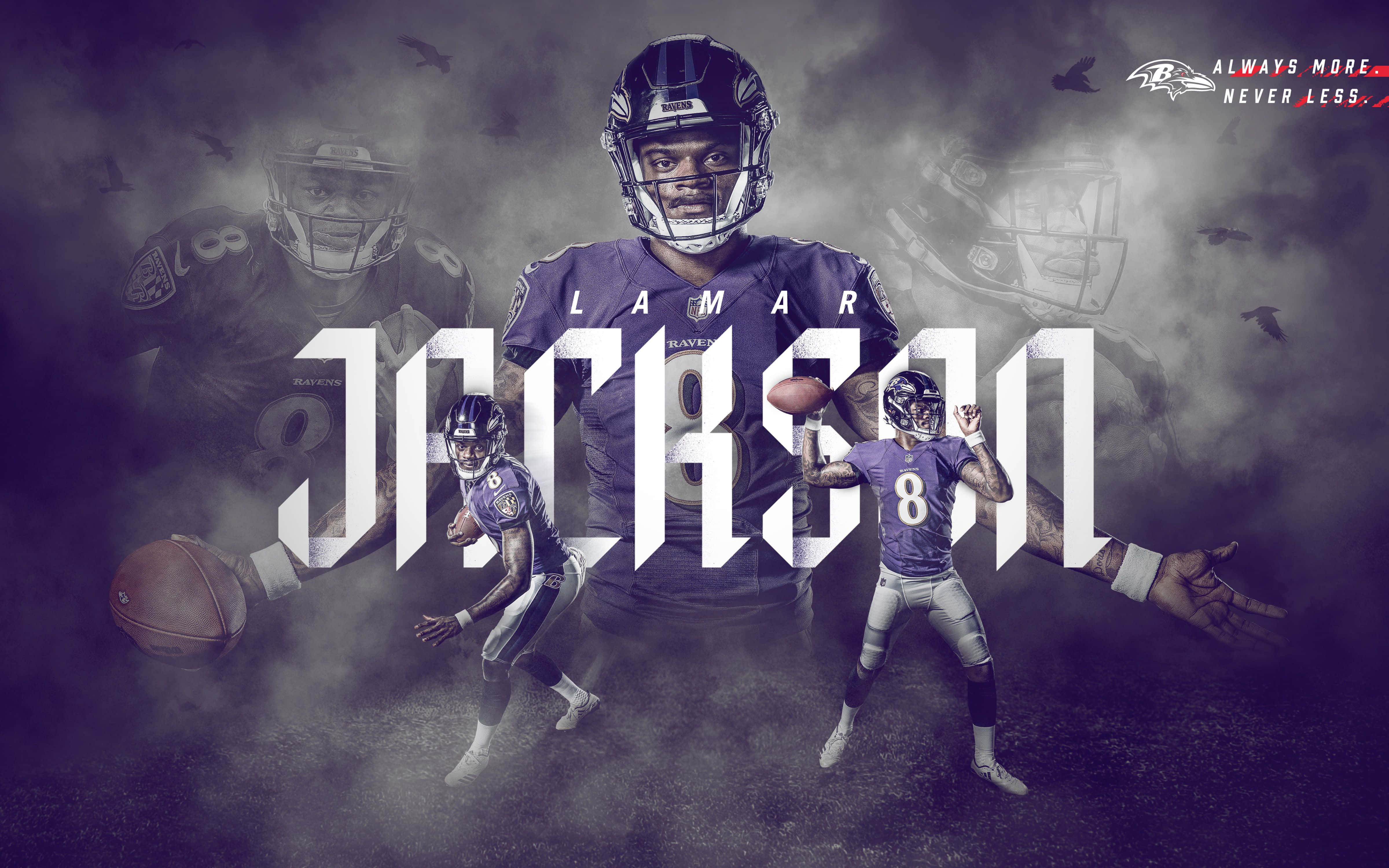 桌布 壁紙 — 一張戲劇性的運動壁紙， featuring Lamar Jackson 穿著 Ravens 裝備，搭配大膽字體和黑暗氛圍煙霧效果。