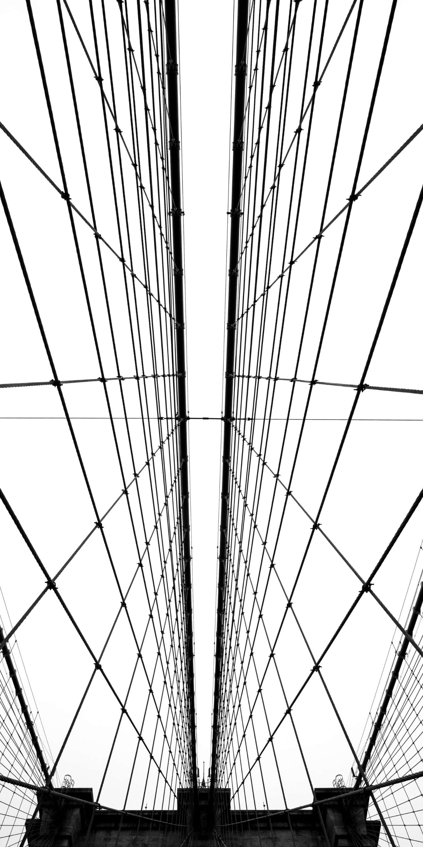 1440x2880 桌布 壁紙 — 一張戲劇性的黑白低角度照片，捕捉了懸索橋複雜的纜索網絡，背景是明亮的天空。