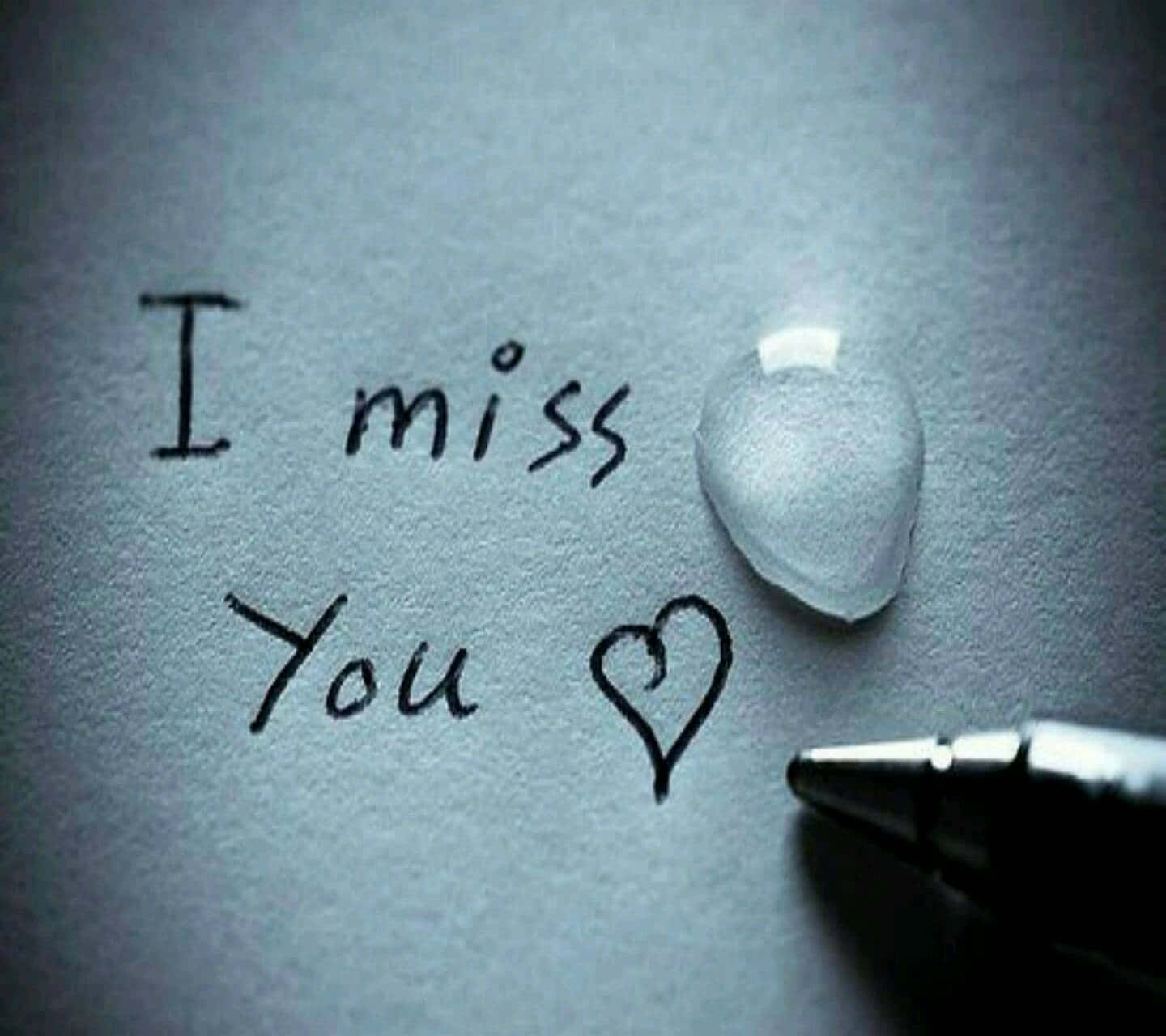 我想你 桌布 壁紙 — 一張手寫便條，上面寫著「I miss You」，旁邊有一個心形和一滴眼淚，筆放在附近。