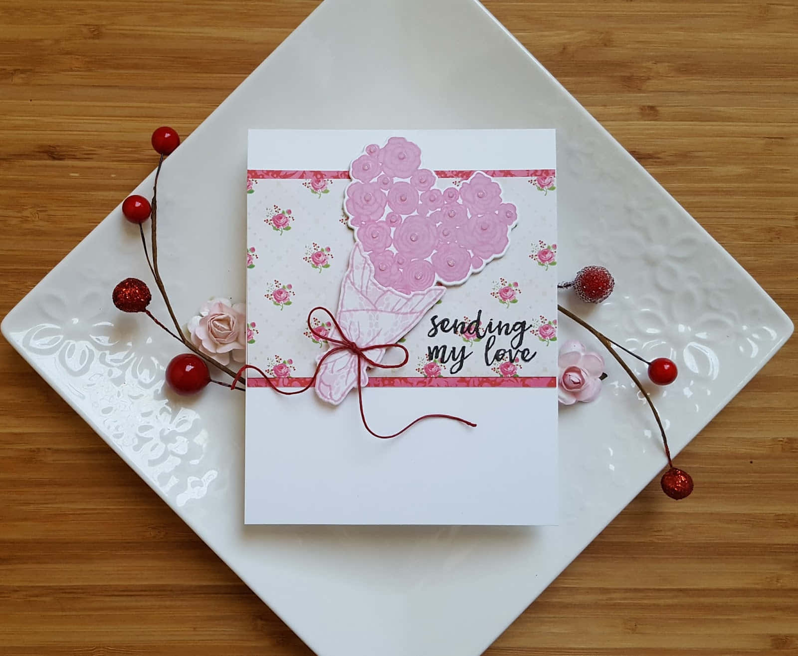 My Love 桌布 壁紙 — 一張手工卡片，上面有粉紅玫瑰束和「sending my love」文字，放在一個飾有紅莓和粉紅花的白色盤子上。