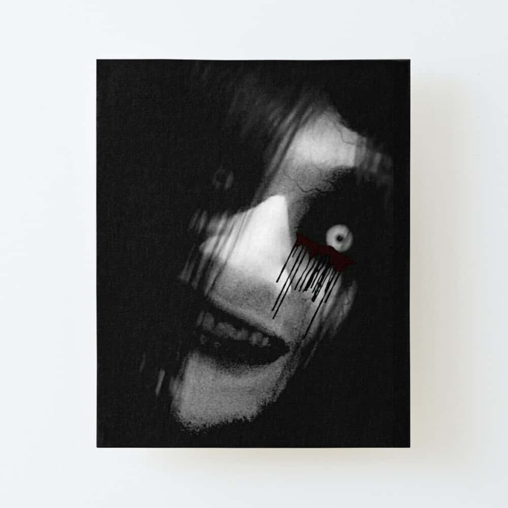 Scary Black And White 桌布 壁紙 — 一張扭曲的黑白肖像，一張尖叫的臉，一隻眼睛，紅色油漆滴在嘴上。