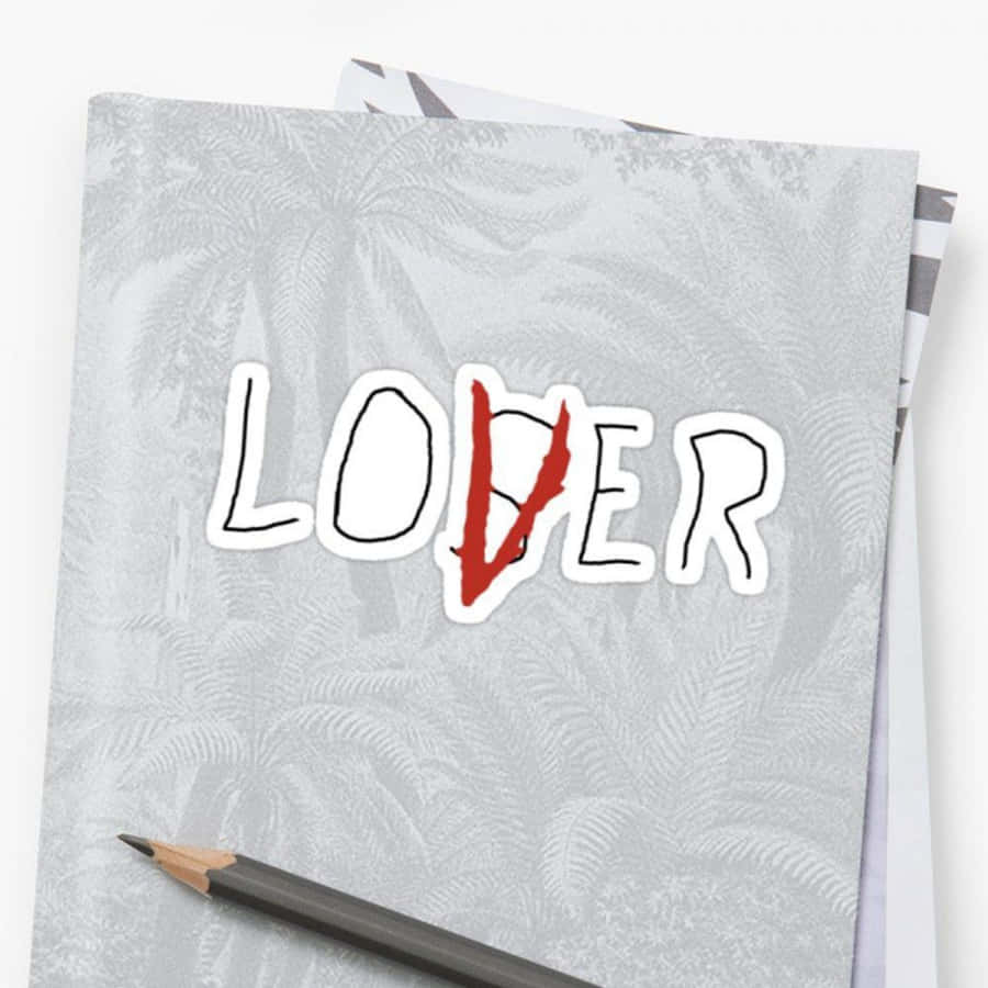 Losers Club 桌布 壁紙 — 一張拼寫「LOVER」的貼紙，其中「O」被紅色劃掉，放在帶有蕨類圖案的筆記本上，附近有一支鉛筆。