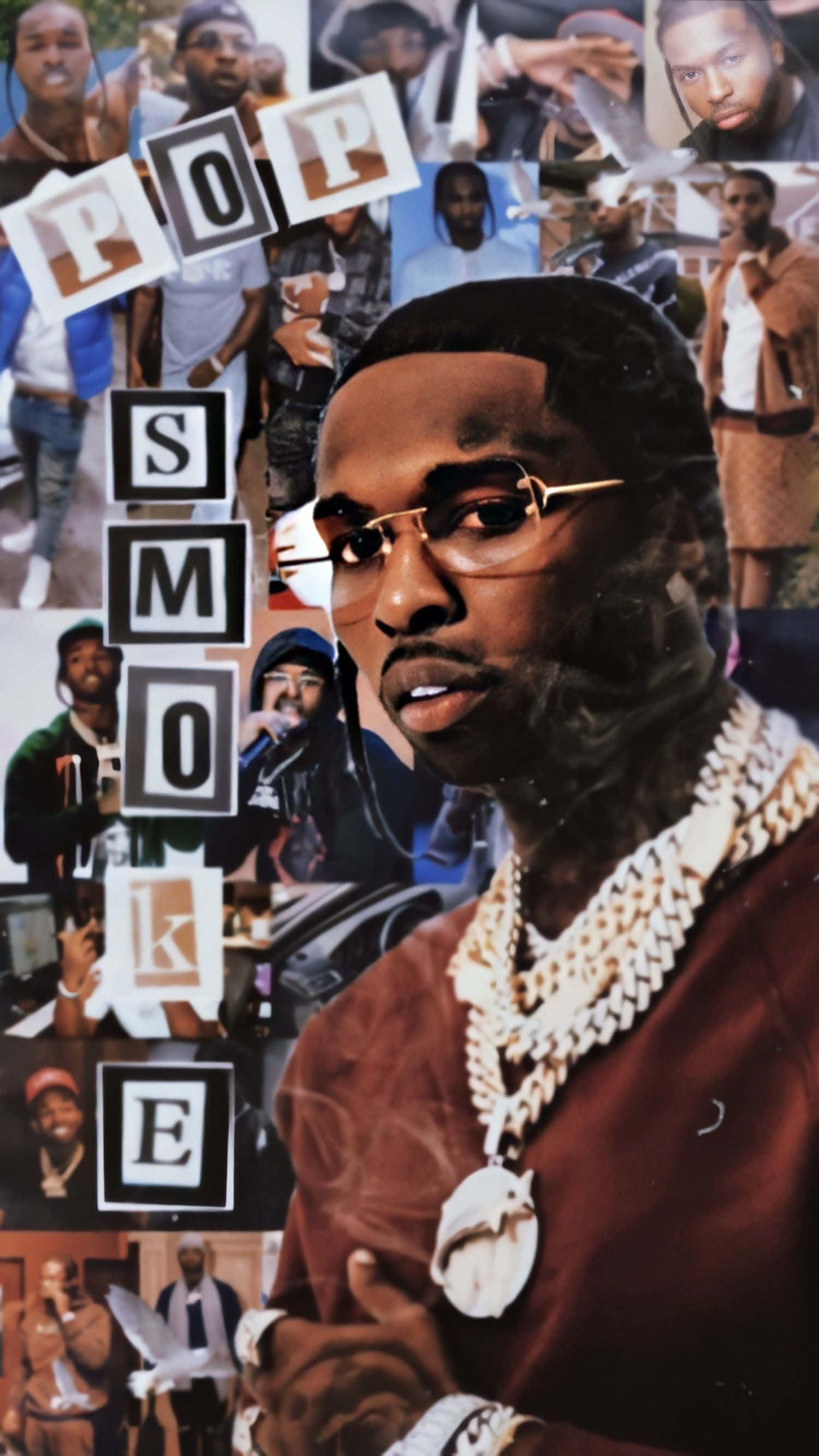 Pop Smoke Cartoon 桌布 壁紙 — 一張拼貼桌布，展示Pop Smoke戴著金邊眼鏡和粗鏈條，並以粗體字寫上名字「POP SMOKE」。