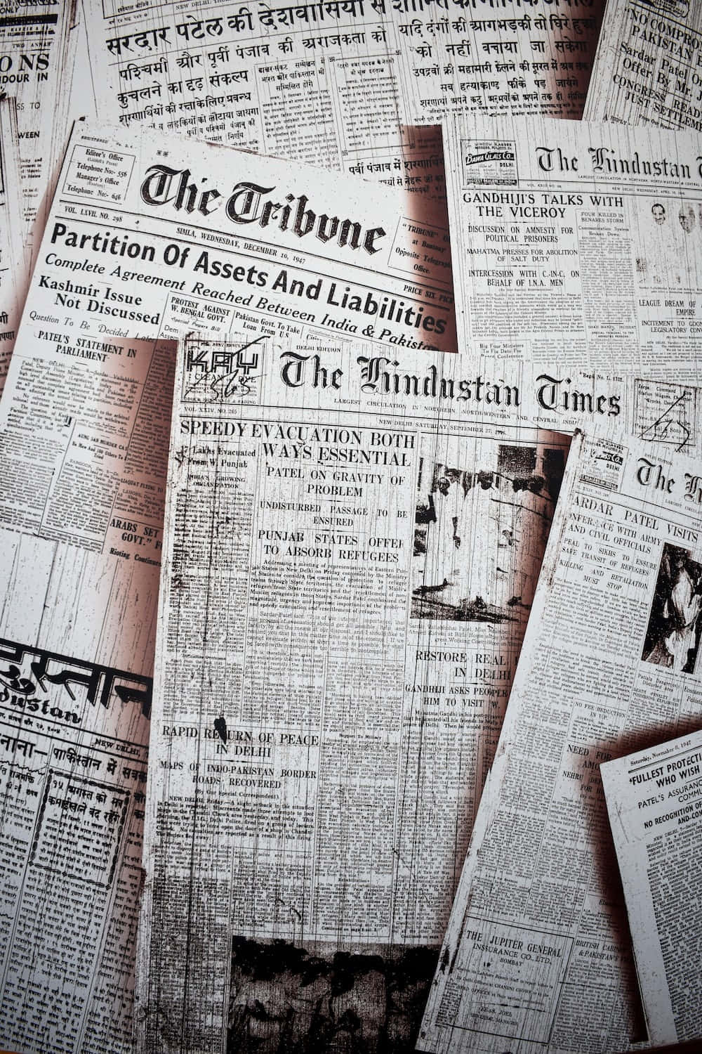 Old Newspaper 桌布 壁紙 — 一張拼貼畫，展示印度舊報紙，頭條新聞關於歷史政治事件和甘地的演講。