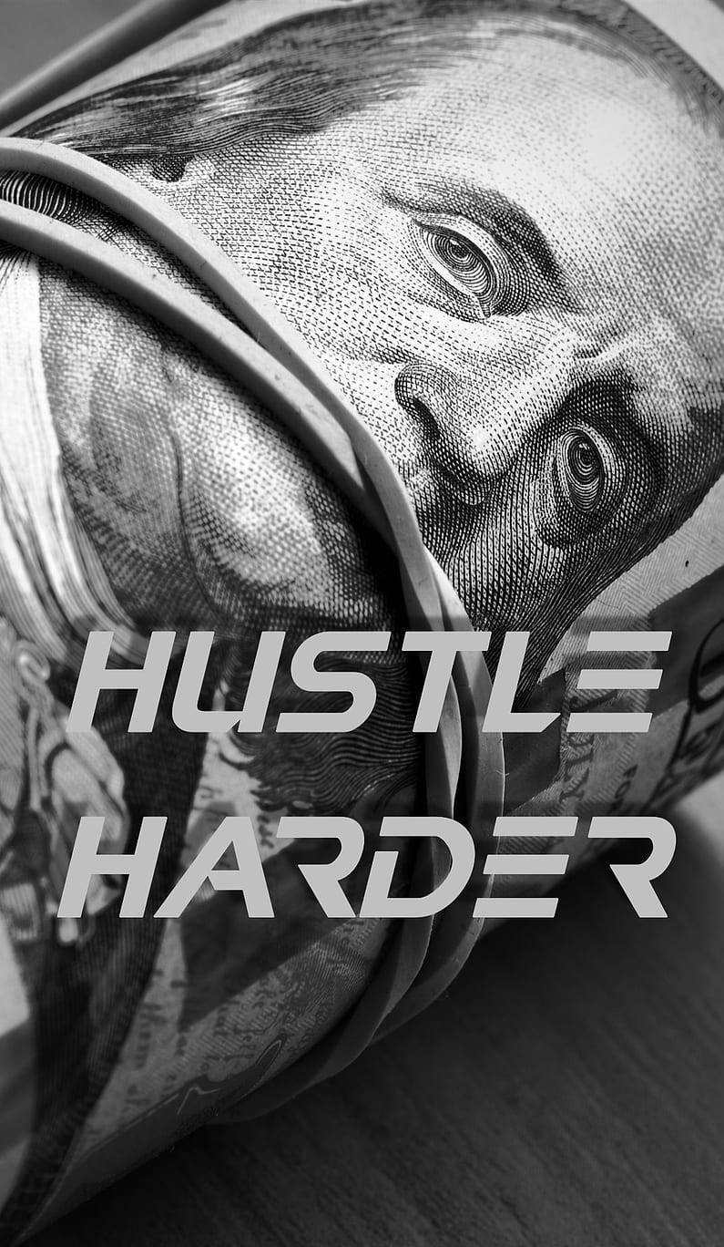 Hustle Hard 桌布 壁紙 — 一張捲起的百元美鈔黑白特寫照片，上面疊加了「HUSTLE HARDER」文字。