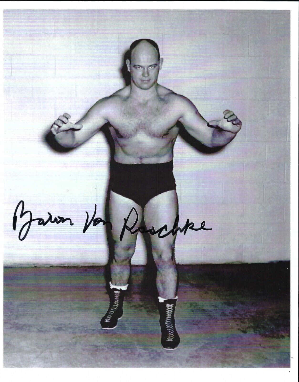 摔角手 Baron Von Raschke 穿著黑色三角褲和靴子，在工作室照片中赤裸上身擺姿勢。 — King Von 壁紙