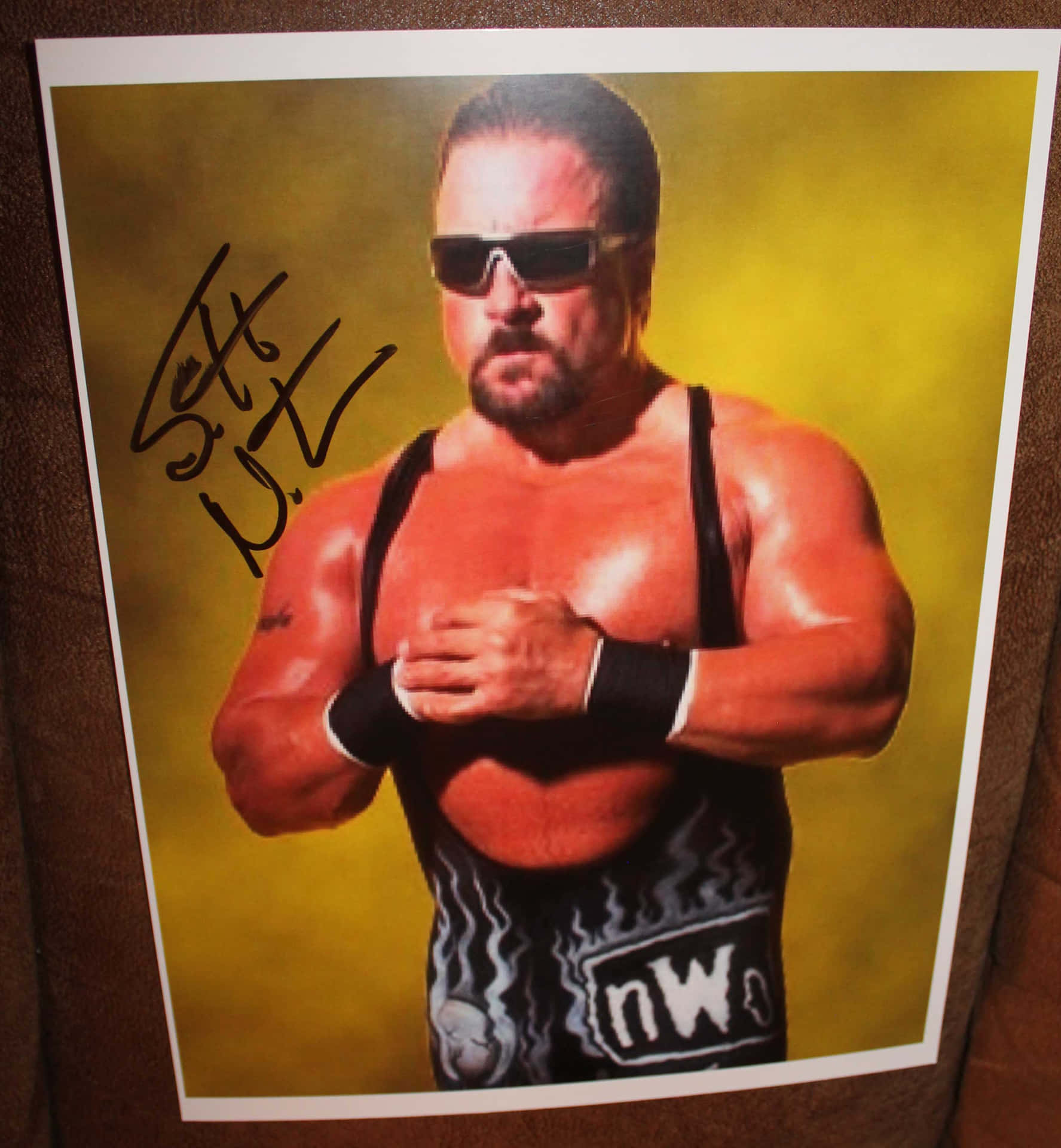 一張摔角手 Scott Hall 穿著 NWO 裝備、戴著太陽眼鏡的簽名照片。 — Michael B Jordan 壁紙