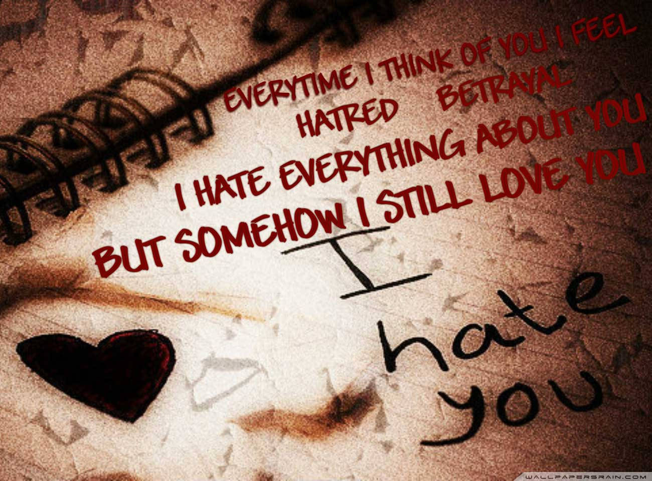 Hate Love 桌布 壁紙 — 一張撕破的筆記本頁面，上面有手寫文字，在紋理棕色背景上表達痛苦的愛與恨。