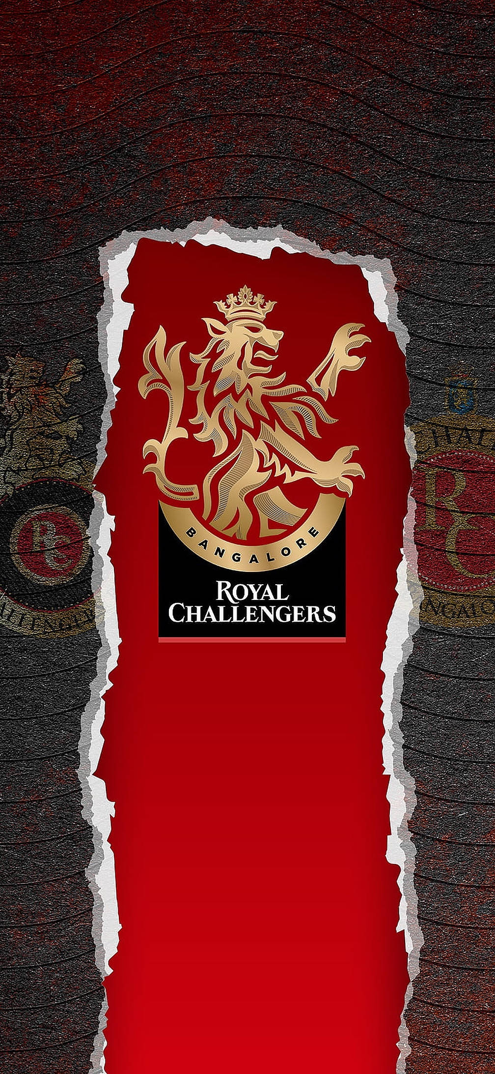 Royal 桌布 壁紙 — 一張撕裂的紅色橫幅在深色紋理背景上展示了皇家挑戰者班加羅爾的金色皇冠獅子標誌。