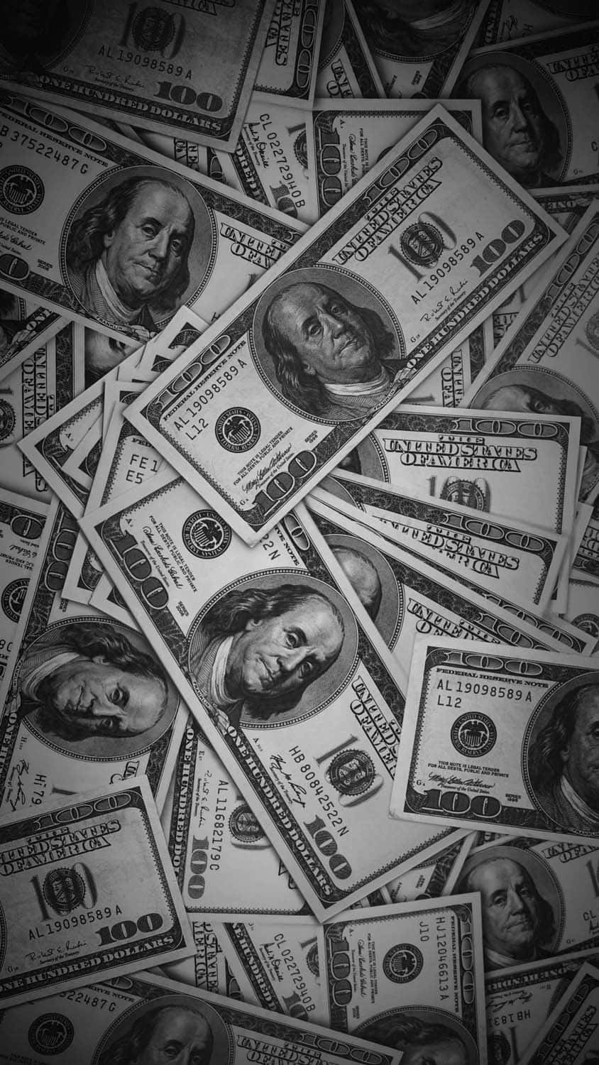 Money 桌布 壁紙 — 一張散落的百元美鈔的單色特寫，營造出有紋理的金融主題。